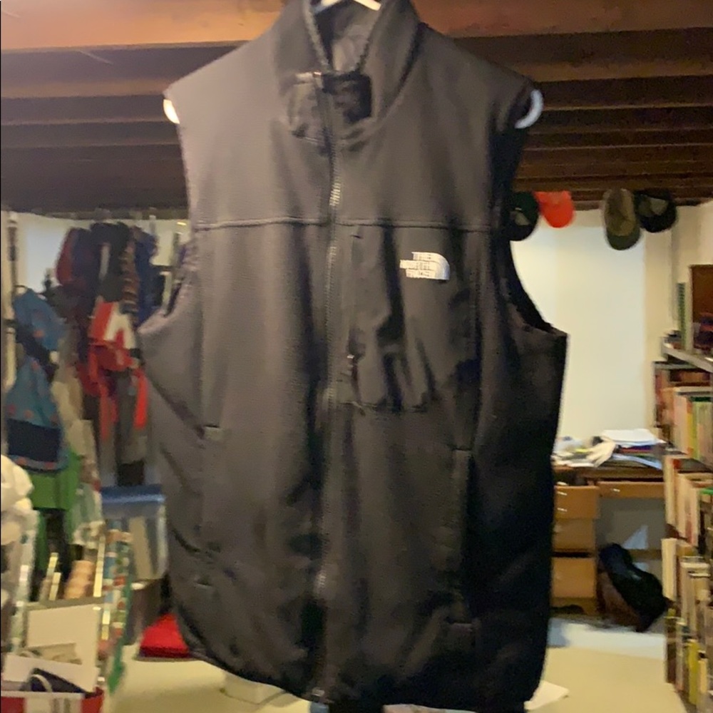 Men’s Medium North Face reversible vest. Black